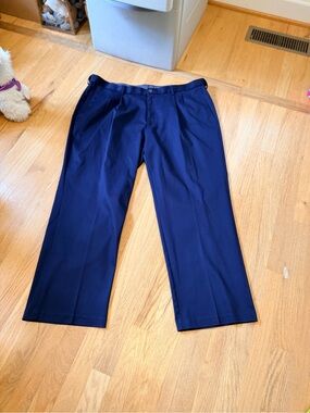 Men's Size 42x29 "Haggar" Pleated Dress Pants in Deep Navy GUC